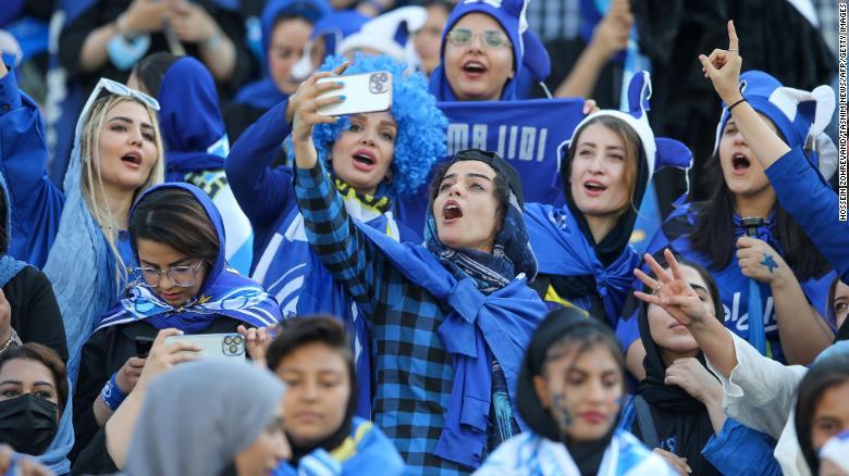 Phụ nữ được phép vào sân vận động Azadi của Tehran để xem trận đấu giữa Esteghlal FC có trụ sở tại Tehran và đội khách Mes Kerman FC.