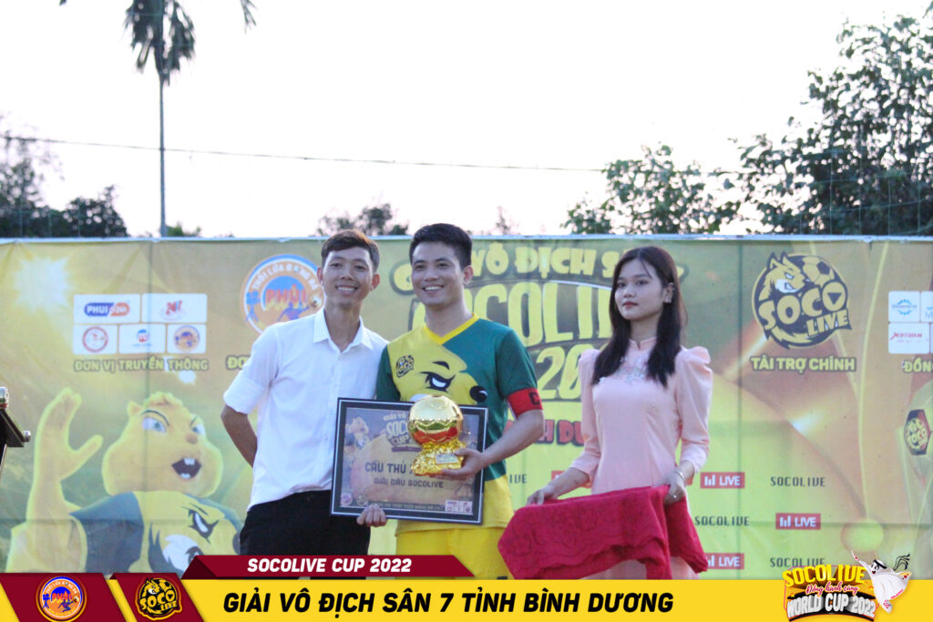 Chủ tịch Đạt Nino(Thổi Lửa Bóng Đá) trao tặng danh hiệu "Cầu thủ xuất sắc nhất" giải đấu