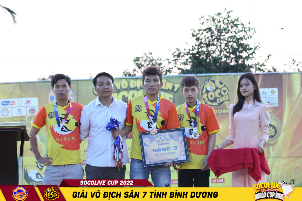 Thanh Nhã FC nhận danh hiệu Hạng Ba của giải đấu.