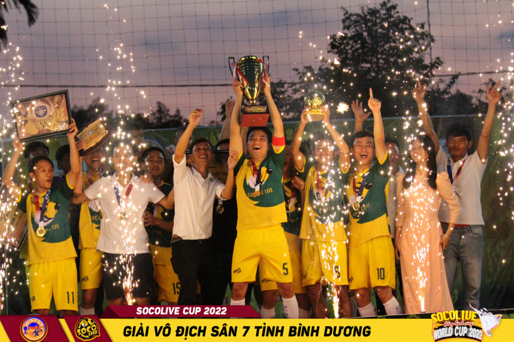 Dimo FC nâng cao chiếc cúp ăn mừng ngôi vô địch
