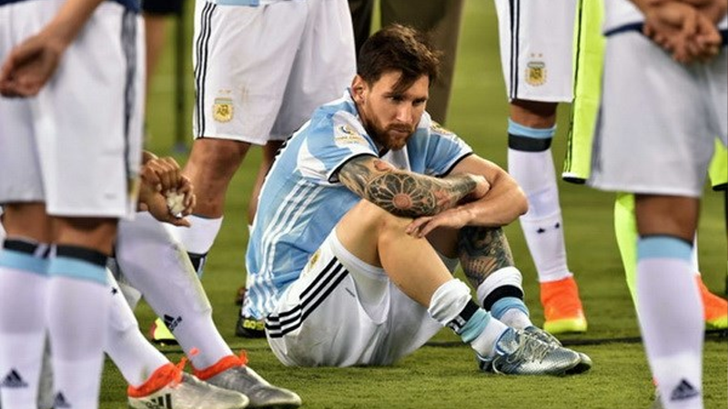 Hình ảnh Messi đau đớn sau thất bại Copa America năm 2016