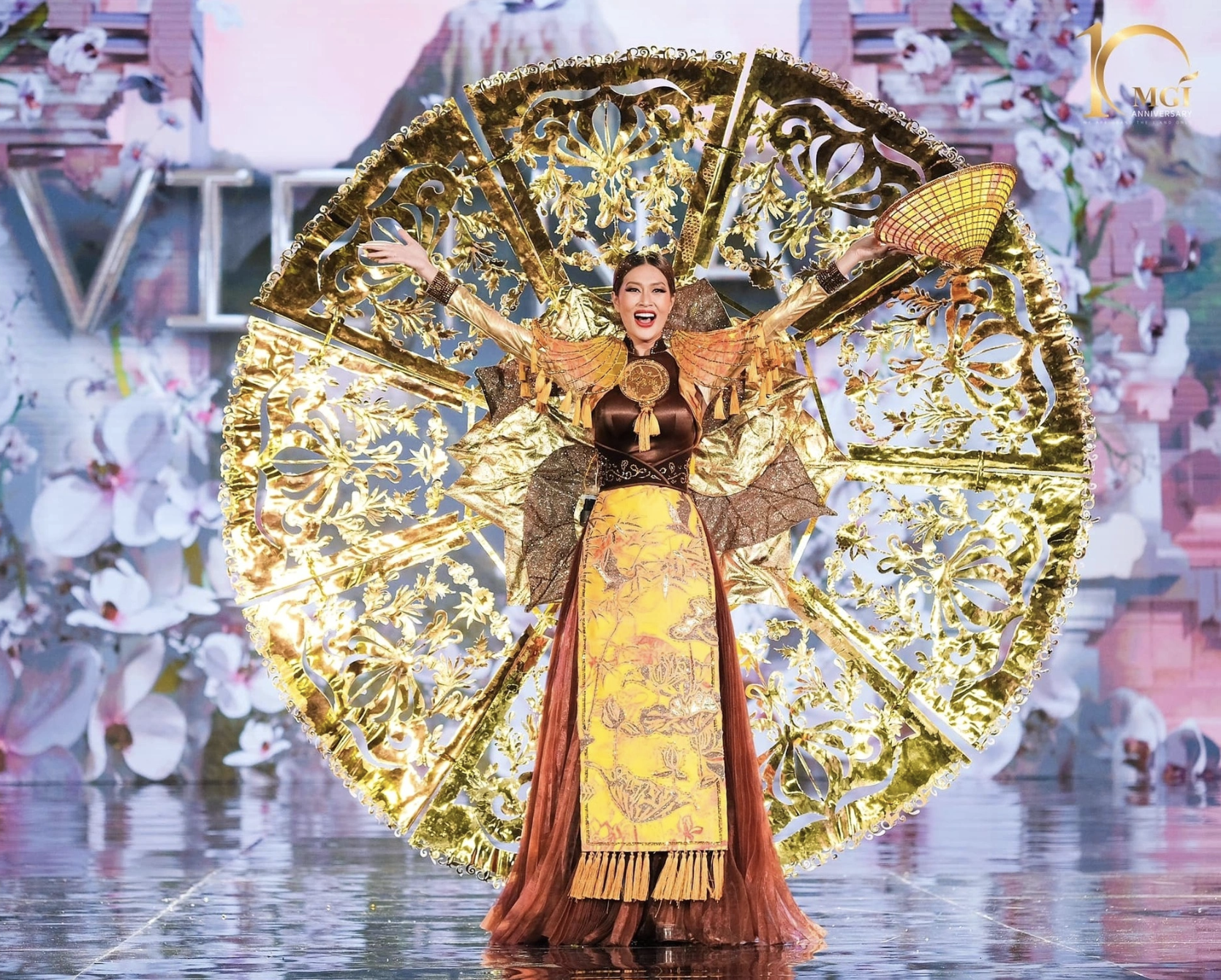 Thiên Ân toả sáng trong trang phục "Trúc chỉ" trên sân khấu Miss Grand International 2022