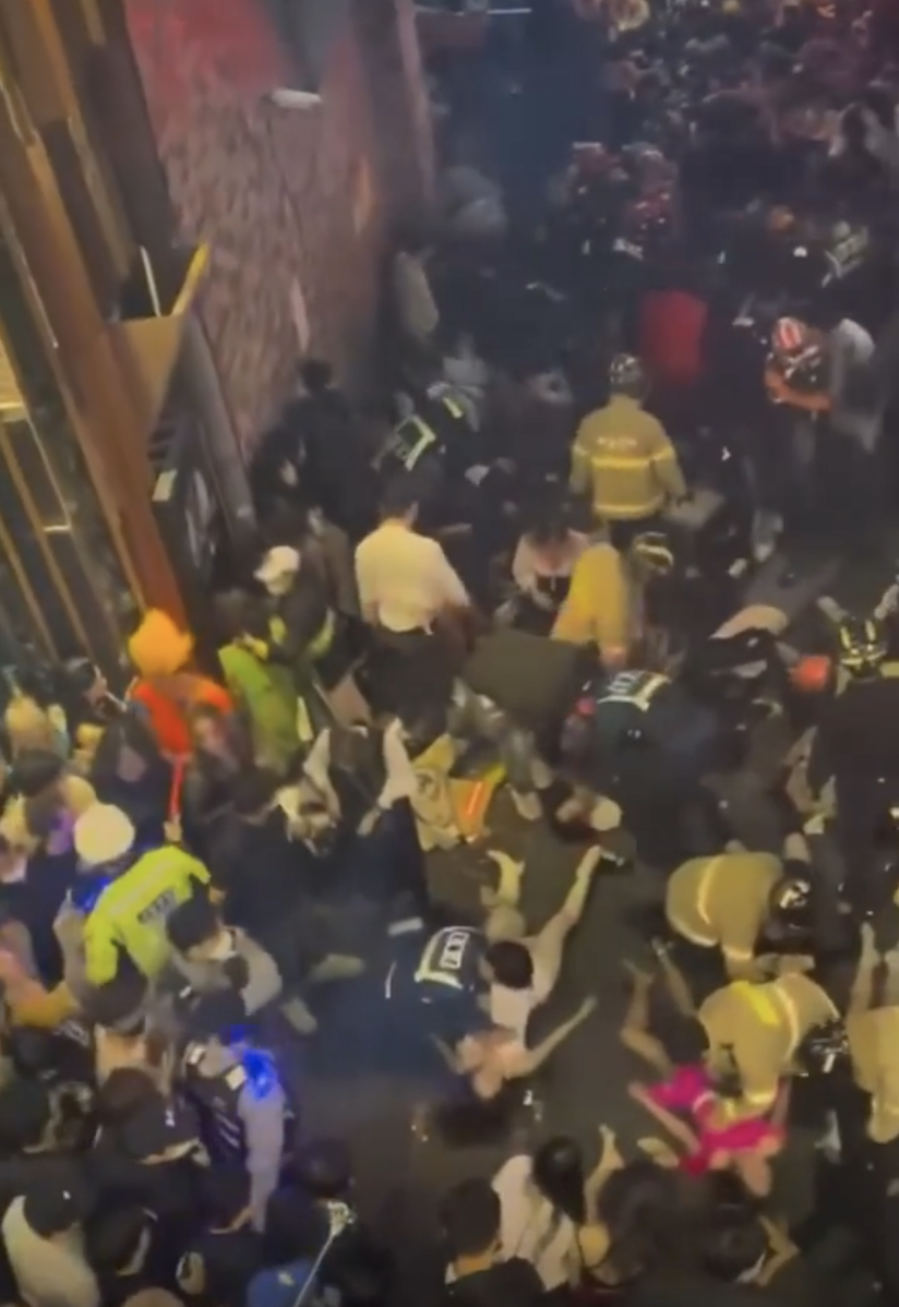 Cảnh sát đang cố gắng kéo những người mắc kẹt ra khỏi đám đông