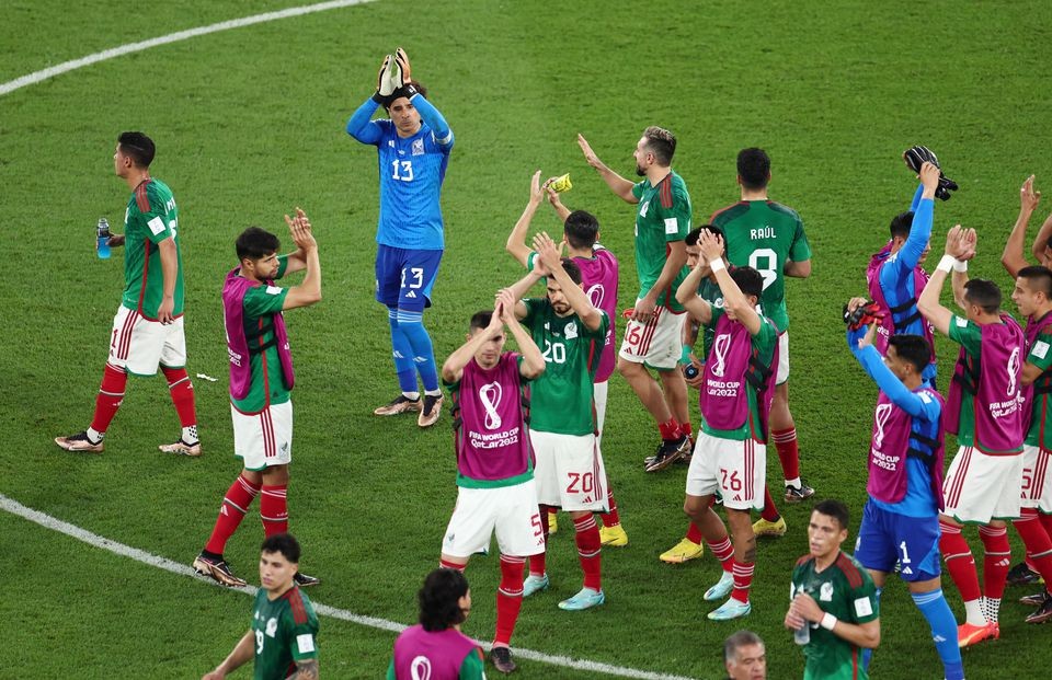Toàn thể cầu thủ Mexico cảm ơn sự cổ vũ của khán giả 