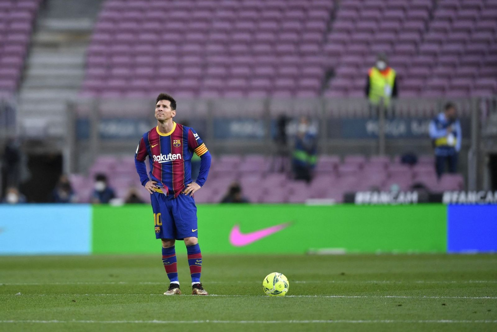 Hình ảnh cầu thủ Leo Messi ra sân