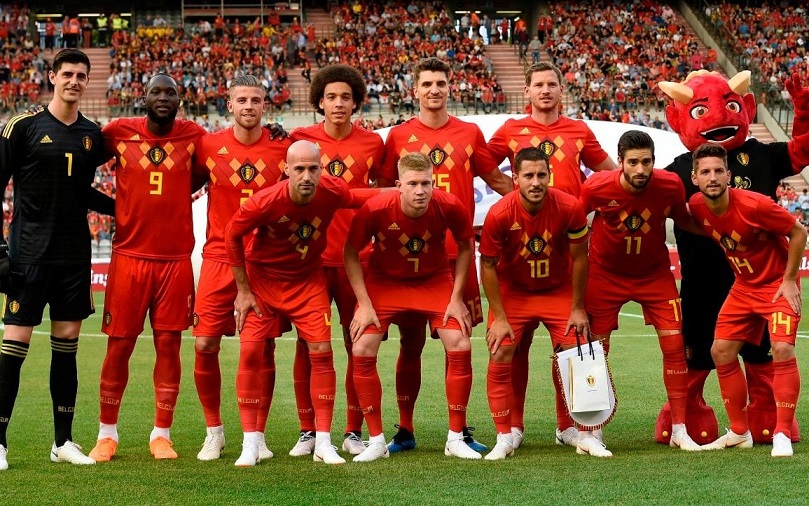 Đội tuyển Bỉ chụp hình kỉ niệm trước trận đấu cùng biểu tượng