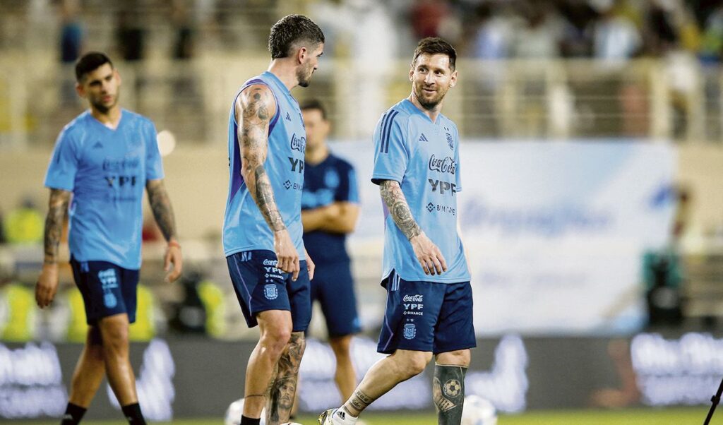 Lionel Messi trong một buổi tập với ĐT Argentina