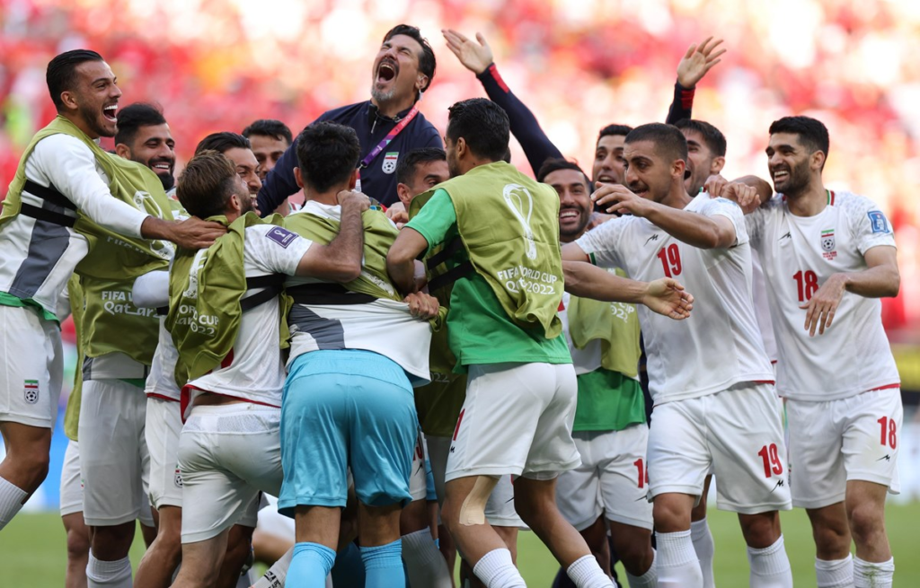Iran chiến thắng 0-2 trước Xứ Wales ở những phút bù giờ cuối cùng