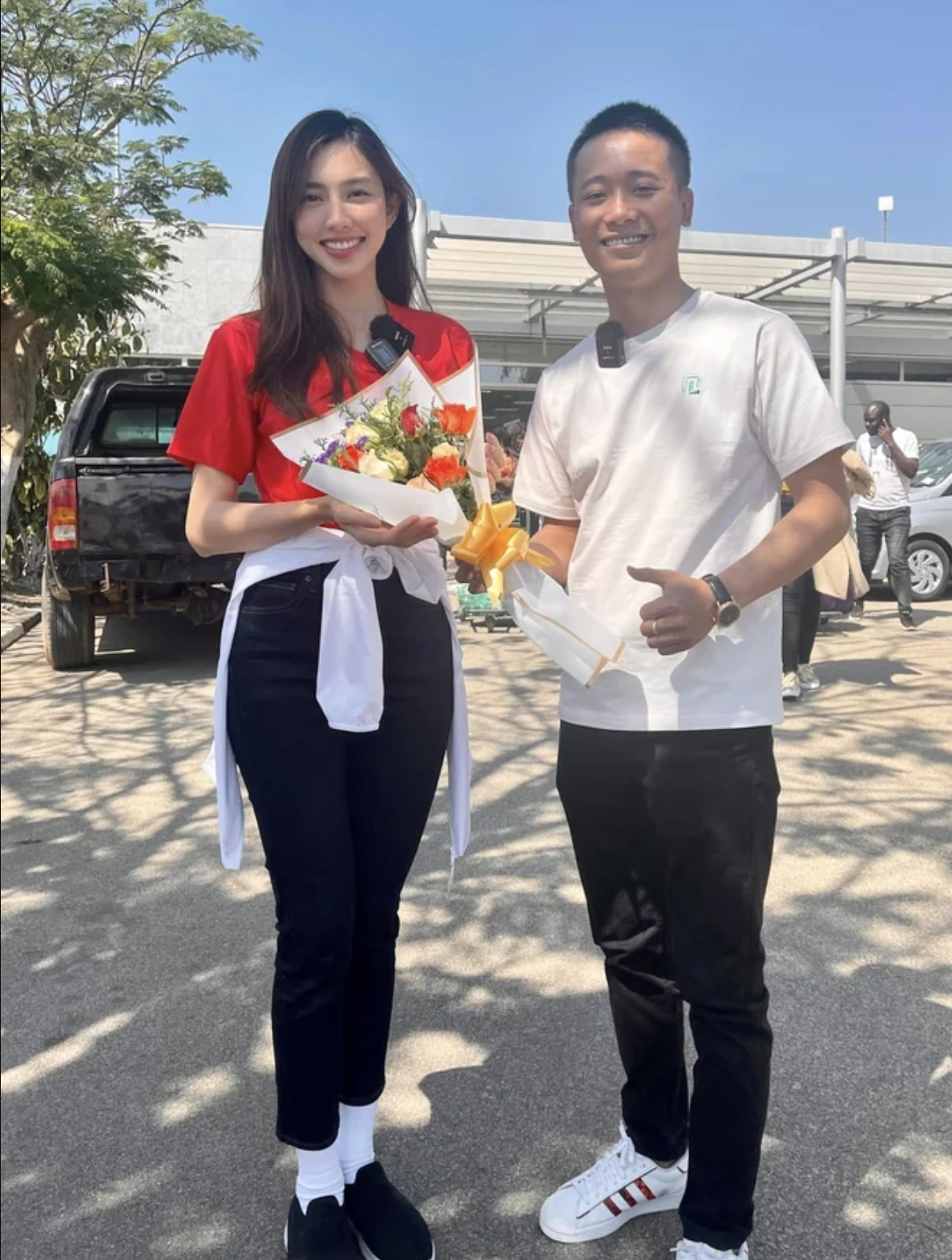 Quang Linh đón Thuỳ Tiên và tặng hoa khi nàng hậu đến Angola để thực hiện thiện nguyện