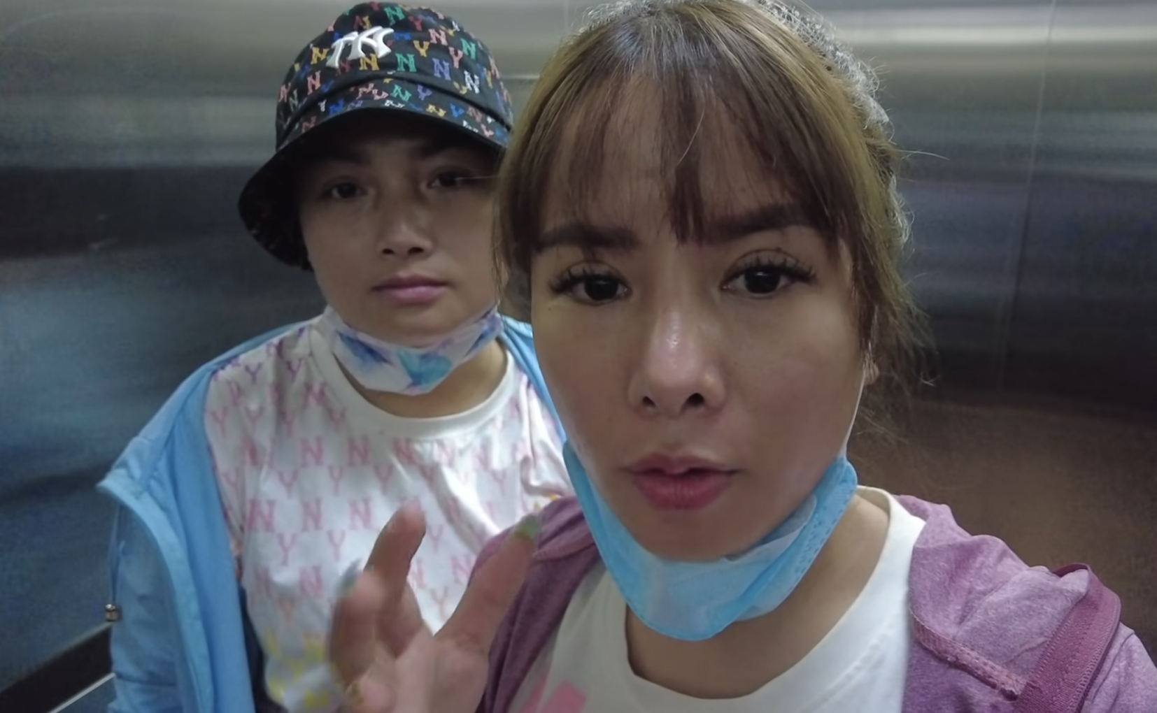Bà Nhân Vlog và Quỳnh Trần JP lúc chuẩn bị vào bệnh viện để phẫu thuật thẩm mỹ