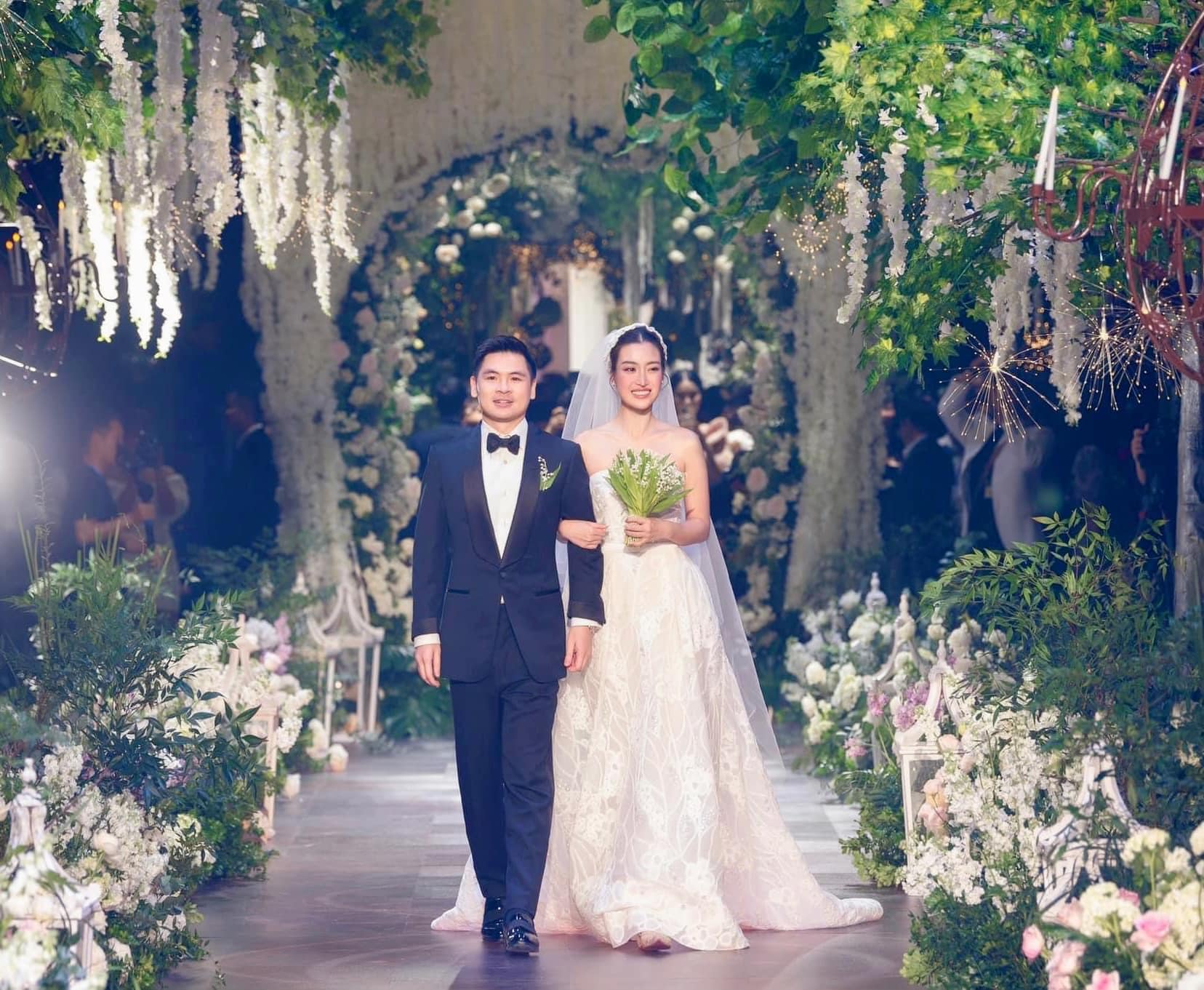 Đám cưới của Đỗ Vinh Quang và Hoa hậu Đỗ Mỹ Linh được tổ chức vào ngày 23/10 tại một trung tâm tiệc cưới nằm trên phố Chương Dương Độ, quận Hoàn Kiếm, Hà Nội
