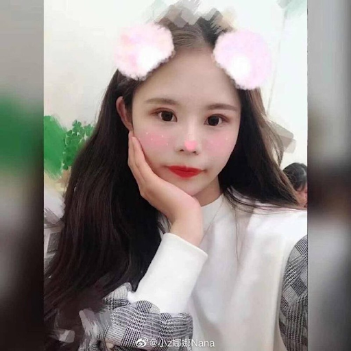 Tiểu Z Na Na hiện đang gây xôn xao trên mạng xã hội Trung Quốc và các nguồn tin cho biết cô nàng đã bắt đầu chỉnh sửa nhan sắc của mình từ năm 13 tuổi. 