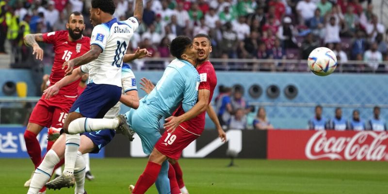 Thủ môn Iran va chạm với cầu thủ đồng đội