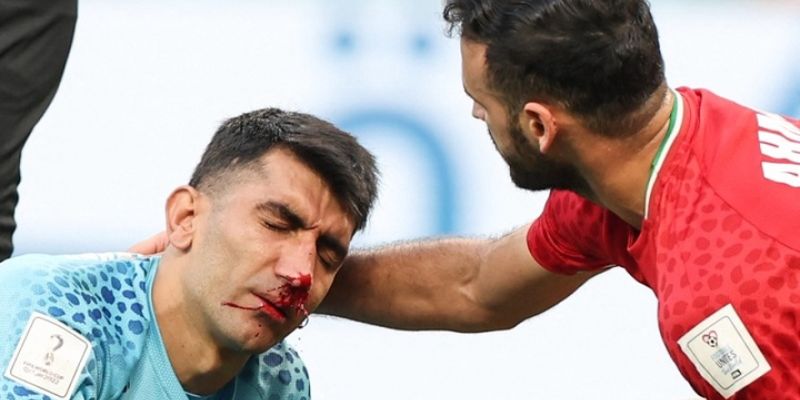 Cận cảnh chấn thương của thủ môn tuyển Iran