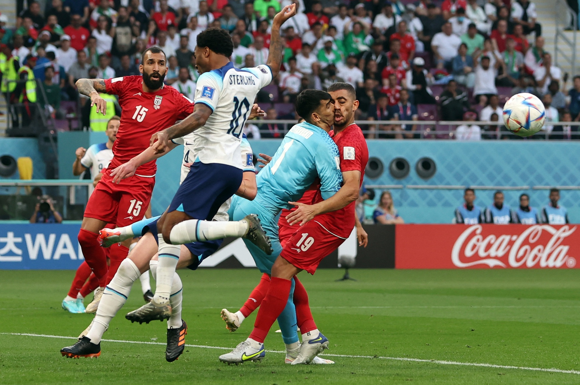 Các cầu thủ Iran tranh giành bóng với Sterling của tuyển Anh World Cup 2022 