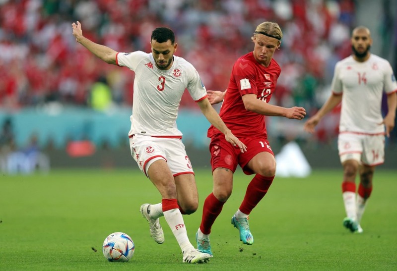 Mohamed Drager của Tunisia có một pha dứt điểm khá hiểm hóc