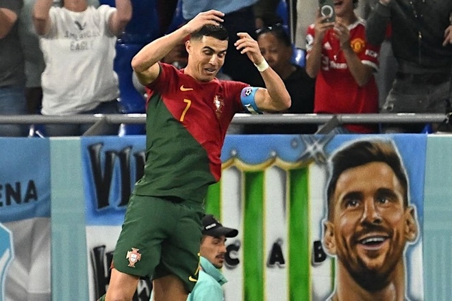 Ronaldo ăn mừng chiến thắng trước ảnh biểu tượng của Messi khiến nhiều fan thích thú