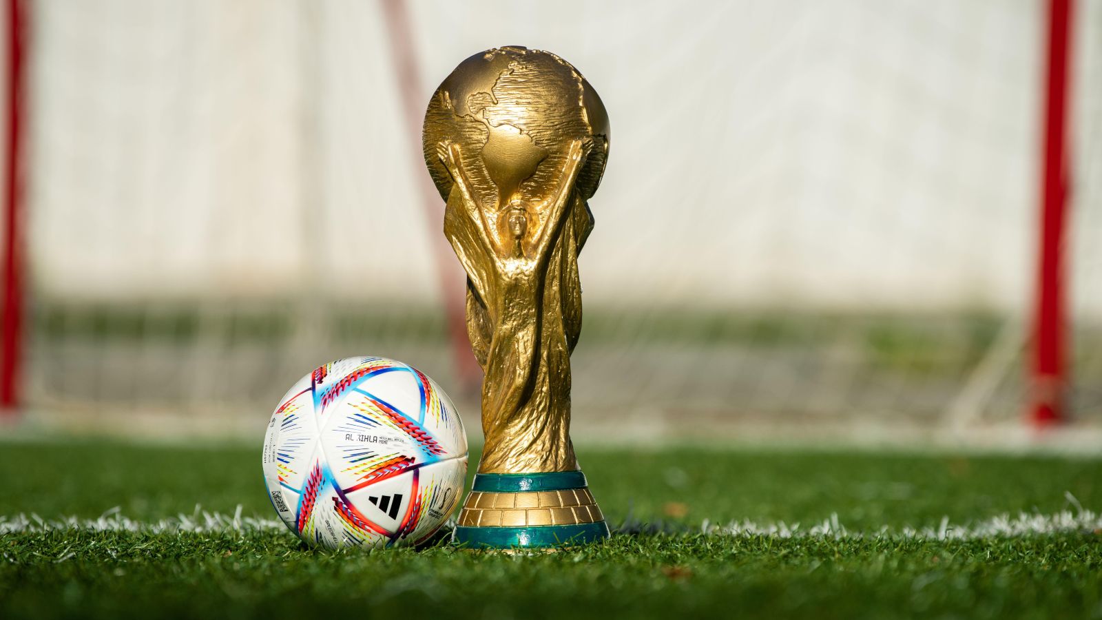 Chiếc cúp và quả bóng đại diện cho Giải vô địch bóng đá thế giới 2022