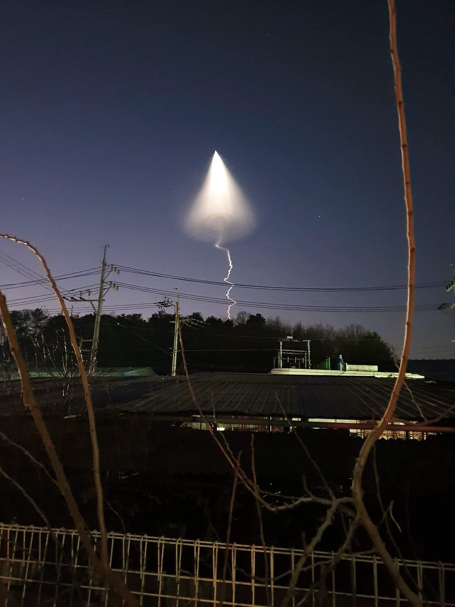 Video lý giải bí ẩn vật thể lạ nghi UFO xuất hiện tại Hàn Quốc gây xôn xao