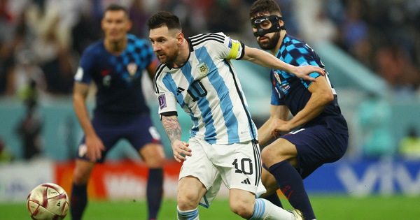Messi di chuyển linh hoạt vượt qua mọi đối thủ