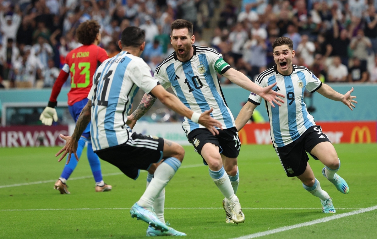 Messi cùng đồng đội của mình ăn mừng sau chiến thắng