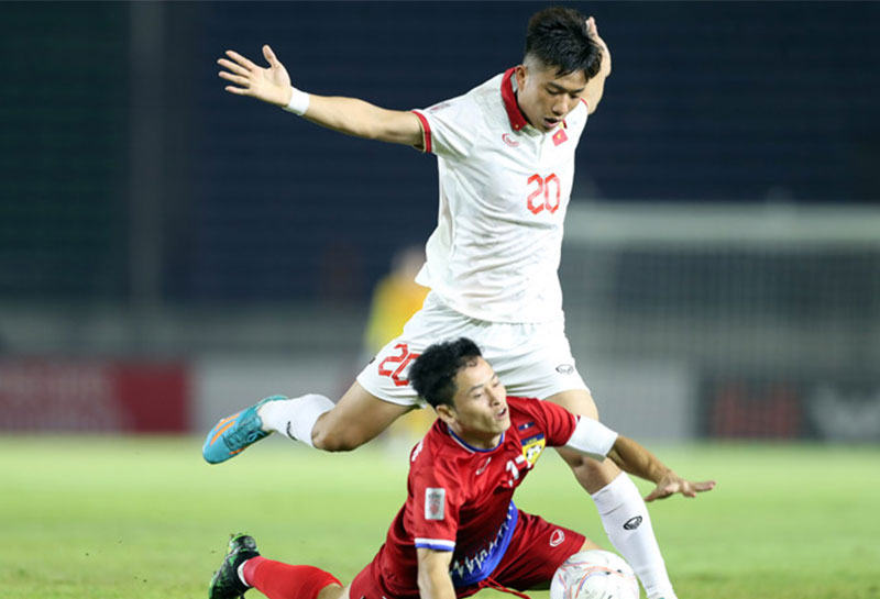 "Messi Lào" đổi áo cho Văn Quyết - vai trò của Vongchiengkham trong đội tuyển Lào