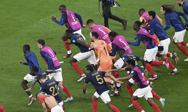 Tuyển Pháp ăn mừng khi giành quyền chơi ở trận chung kết