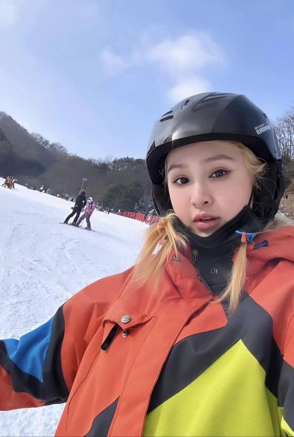 Nhiều khán giả có những bình luận không hay về cô nàng khi đăng ảnh trượt tuyết
