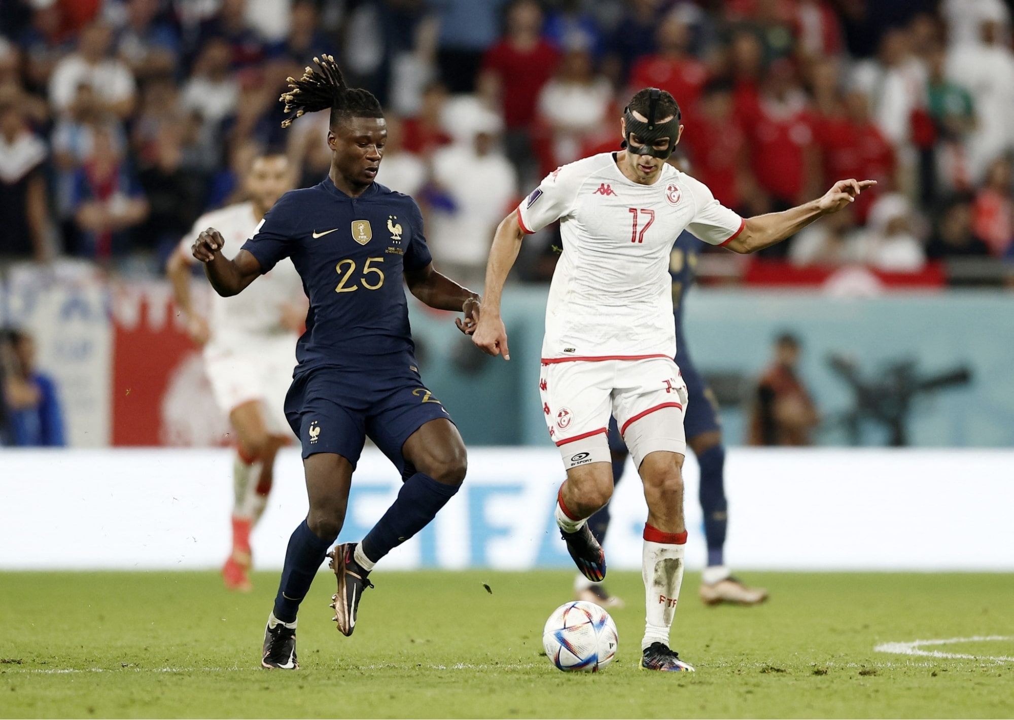 Những cầu thủ Pháp vẫn đang tiếp tục hãm thành của Tunisia 