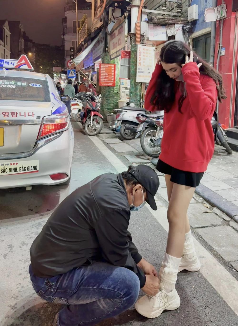 Quyền Linh buộc dây giày cho con gái