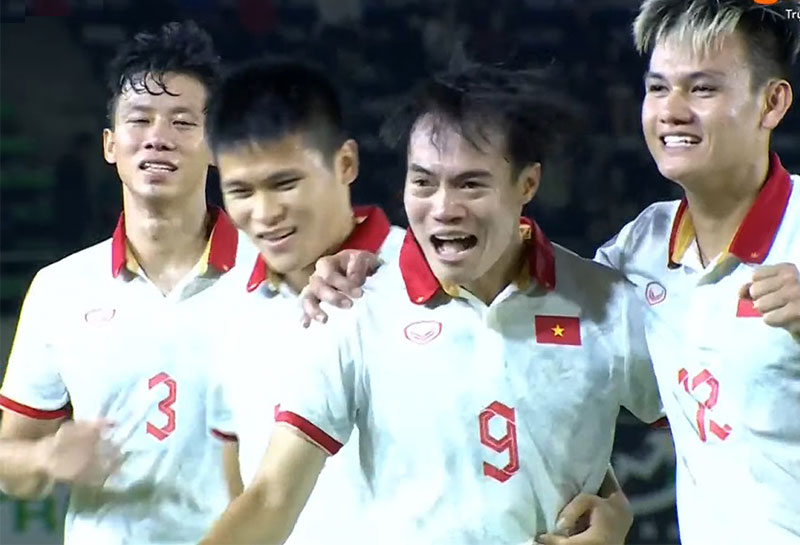 Văn Toàn ghi bàn thắng vào lưới ĐT Lào tạo sự cách biệt lớn cho Việt Nam