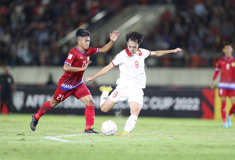 Khoảnh khắc cầu thủ Văn Toàn ghi bàn thắng vào lưới ĐT Lào