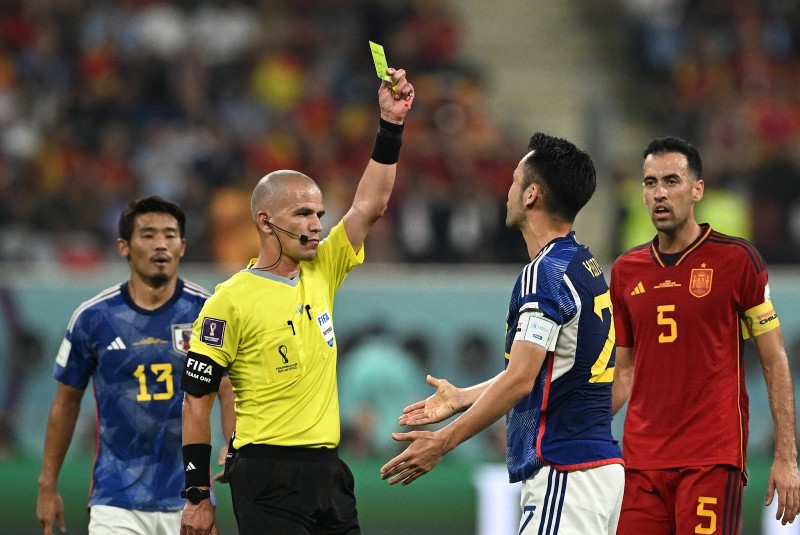 Yoshida nhận thẻ vàng trong trận đấu Nhật Bản vs Tây Ban Nha