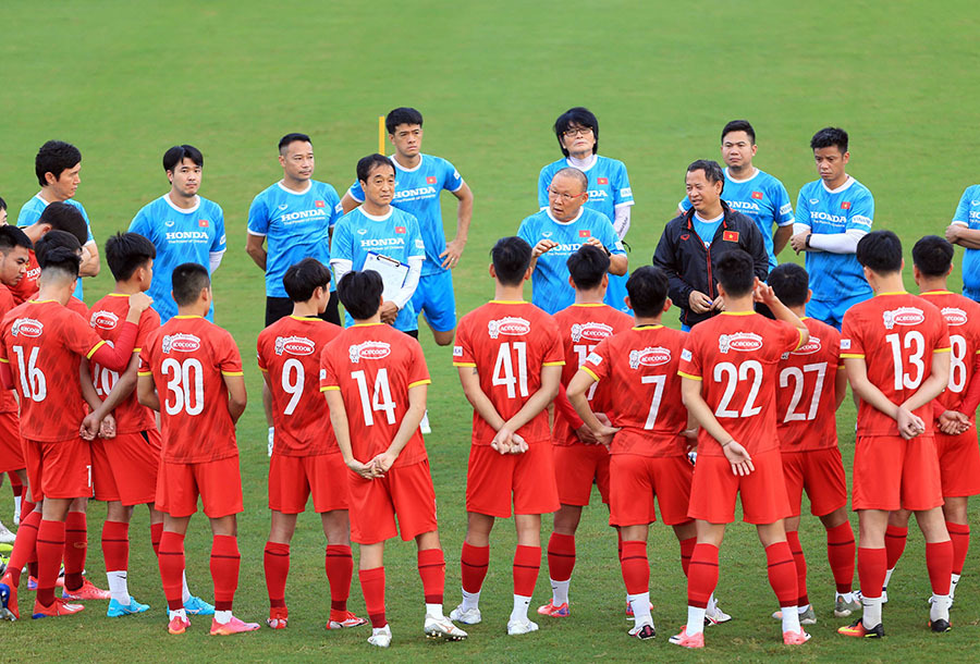 Đội tuyển Việt Nam chưa có huấn luyện viên trưởng, Liên đoàn bóng đá Việt Nam đã làm gì để đội bóng an tâm tập luyện.