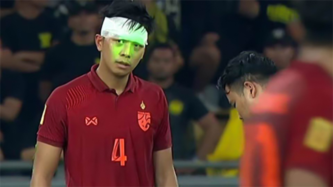 Cầu thủ Thái Lan bị CĐV Malaysia chiếu tia laser vào mặt
