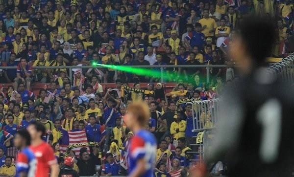 CĐV Malaysia liên tục chiếu tia laser vào mặt đội khách 