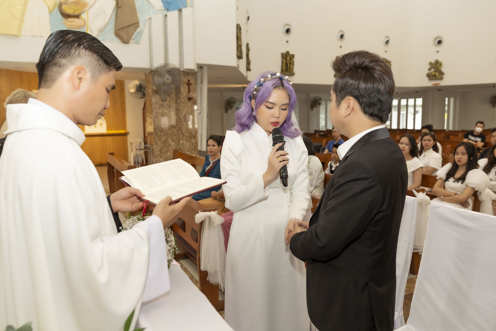 Cả hai làm lễ cưới tại nhà thờ