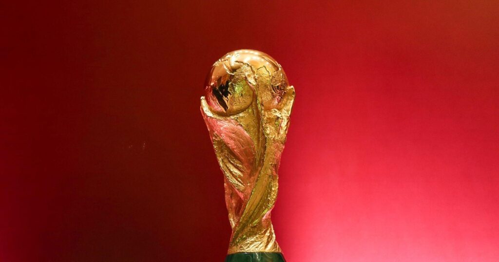 Cúp vàng World Cup nữ sắp đến Việt Nam cùng vệ sĩ FIFA