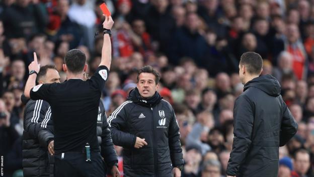 Silva nhận thẻ đỏ và bị đuổi ra khỏi sân trong trận gặp Man Utd