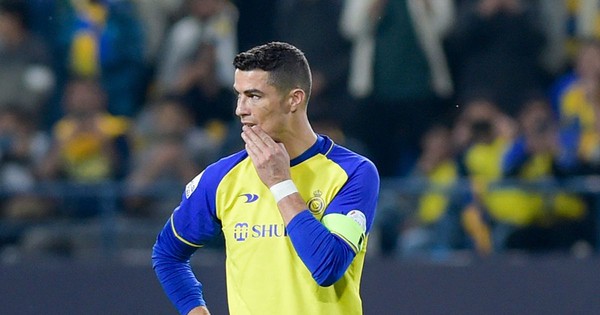 Ronaldo tức giận vì HLV thay người