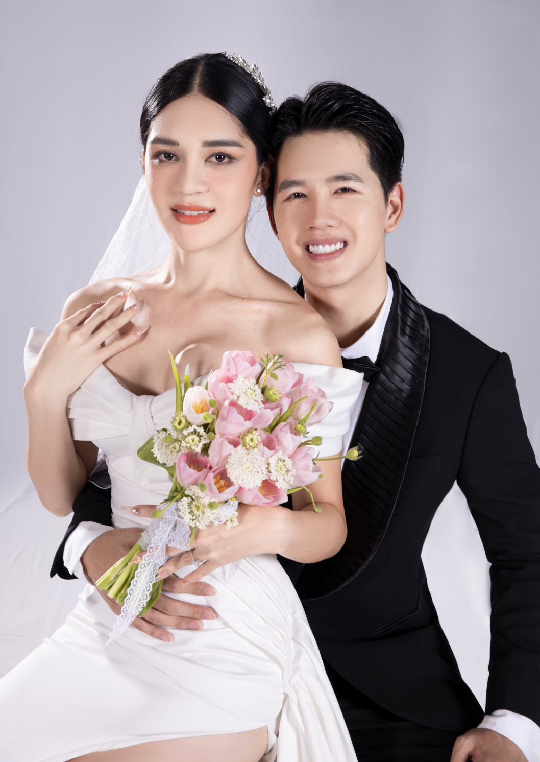 Trong phần thi chụp ảnh cưới với bạn diễn, biểu cảm gượng gạo, cơ mặt thiếu linh hoạt của Huỳnh My như bị ép cưới khiến cô gây bão trên MXH