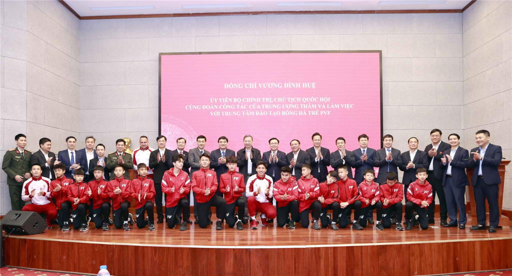 Trung tâm đào tạo bóng đá trẻ PVF đón tiếp Chủ tịch Quốc hội 