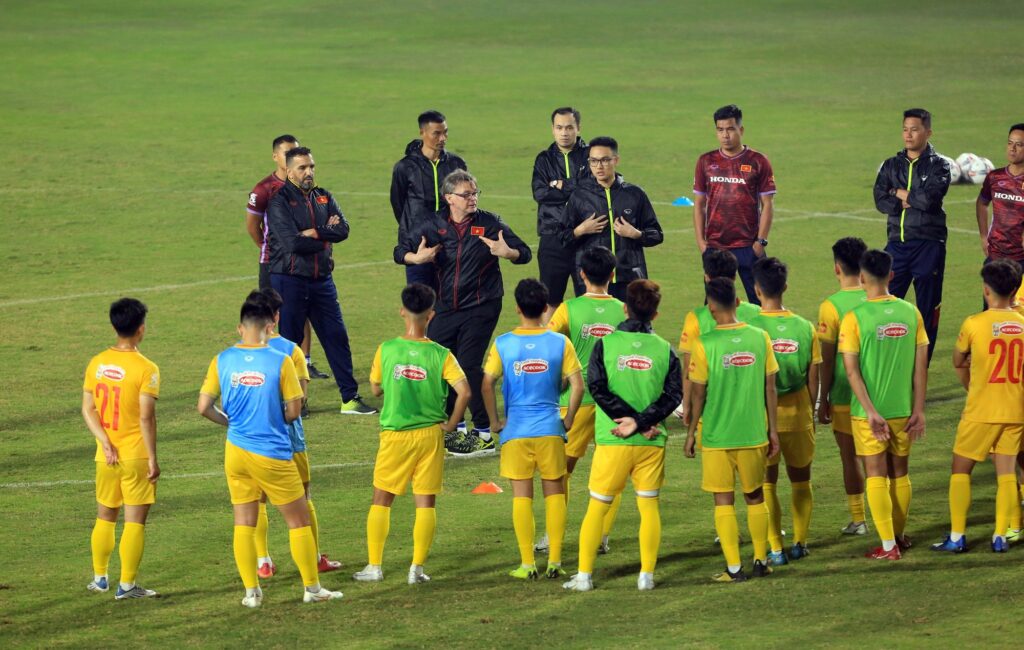 HLV Troussier áp dụng thói quen độc lạ khi dẫn dắt U23 Việt Nam