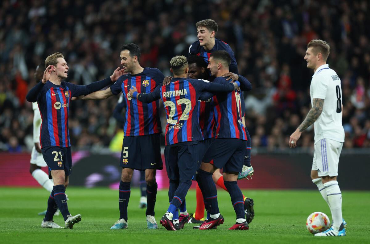 Barcelona đứng trước cơ hội vô địch khi đang bỏ xa Real trên bảng xếp hạng La Liga 