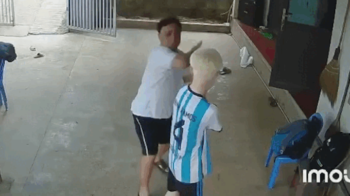 Đoạn clip bé trai bị người đàn ông đánh tới tấp ngay tại sân bóng khiến nhiều người bức xúc