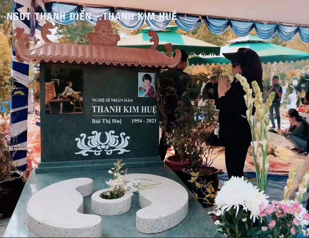Phần mộ của Nghệ sĩ Thanh Kim Huệ cũng bị hư hỏng nghiêm trọng