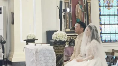 Cặp đôi cạnh nhau ở thánh đường tại Manila - Philippines với vẻ mặt vô cùng hạnh phúc