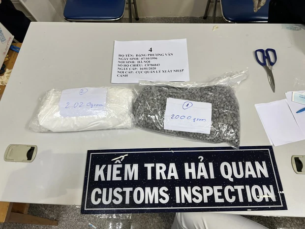 Số ma túy dưới dạng viên nén được phát hiện trong vali của các nữ tiếp viên
