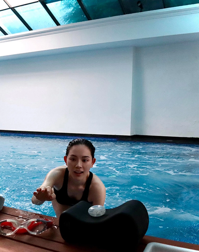 Linh Rin thoải mái bơi lội ở bể bơi trong căn biệt thự