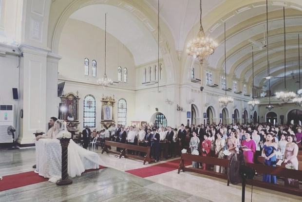 Toàn cảnh hội trường lễ cưới tại Philippines, mọi người cùng chúc phúc cho cặp đôi và thực hiện nghi lễ tại giờ phút thiêng liêng
